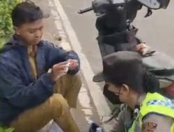Polwan Polres Metro Bekasi Tolong Pengendara Motor yang Tergelincir Saat Gatur Lalin
