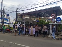 Puluhan Mahasiswa yang tergabung dalam Lingkar Mahasiswa Dan Pemuda (LMP) menggeruduk gedung Kejaksaan Negeri kota bekasi.