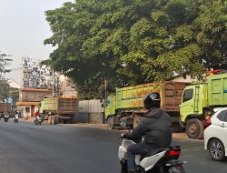 Talenta Janji Cari Kantong Parkir Mandiri, Terkiat Parkir Liar Truk Pengangkut Tanah Di Bahu Jalan