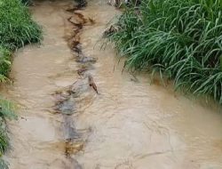Buang Limbah Ke Sungai dan Keluarkan Aroma Tidak Sedap Resahkan Warga Dua Desa