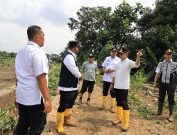 Dapat Bantuan, Wali Kota Bekasi Tri Mendata Korban Banjir Sesuai Kriteria