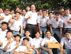 Wali Kota Bekasi Tri Adhianto Hadiri Acara Kelulusan Siswa Kelas XII SMAN 1 Bekasi