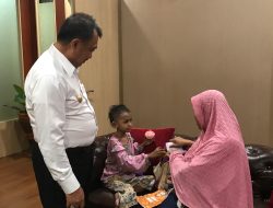 Seorang Ibu Menangis Sampaikan Kondisi Kesehatan Anaknya ke Wawali Abdul Harris Bobihoe