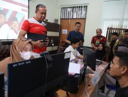 Wali Kota Bekasi Tinjau Langsung Pelaksanaan Pra-Pendaftaran SPMB 2025 di SMPN 4 dan SMPN 54 Kota Bekasi