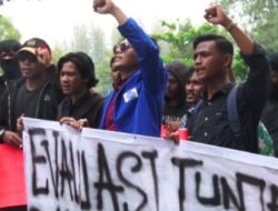 Massa  Aksi Menangis Dihadapan Wakil Rakyat Saat Demo Kenaikan Tunjangan, DPRD Kab Bekasi