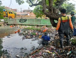 DLH Kota Bekasi Respon Cepat Aduan Warga, Bersihkan Sampah di Saluran Drainase Kali Underpass