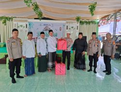 Peringati Hari Santri, Kapolsek Tarumajaya Bagikan 210 Nasi Box di Ponpes Manbaul Qur’an