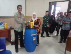 Gelar Pelatihan Pengelolaan Sampah, Kelurahan Telaga Asih Bagikan 45 Drum Komposter