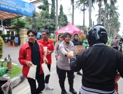 Polres Metro Bekasi Bagi Takjil Dengan Fandeng Ormas,Ojek Online, dan Mahasiswa