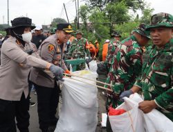 Wujudkan Indonesia Asri, Kapolres Metro Bekasi Turun Dalam Aksi Bersih Kalimalang
