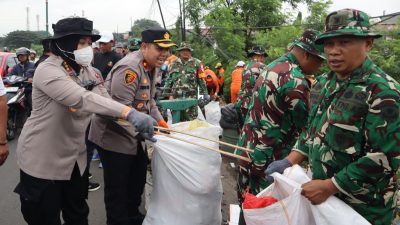 Wujudkan Indonesia Asri, Kapolres Metro Bekasi Turun Dalam Aksi Bersih Kalimalang