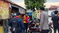 Anggota Brimob Bantu Korban Kecelakaan Lalu Lintas di Jalan Tegal Danas