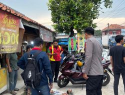 Anggota Brimob Bantu Korban Kecelakaan Lalu Lintas di Jalan Tegal Danas