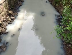 Aliran Kali di Jadikan Pembuangan Limbah Pabrik buat Warga Pisang Batu Resah