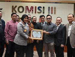 Polres Metro Bekasi Di Ganjar Penghargaan Atas keberhasilan mengawal konflik antara Warga dengan Pengembang Secara Damai
