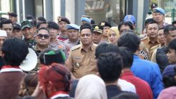 Mahasiswa Ajukan 9 Poin Tuntutan, Plt Bupati Bekasi; Kita Butuh Super Tim Kompak Bangun Kab Bekasi