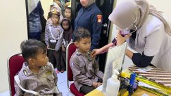*SiDokkes Polres Metro Bekasi Edukasi Siswa TK Amarika Lewat Program Polisi Sahabat Anak*