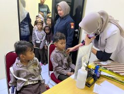 *SiDokkes Polres Metro Bekasi Edukasi Siswa TK Amarika Lewat Program Polisi Sahabat Anak*