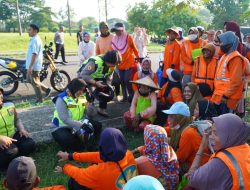 Kapolres Metro Bekasi Salurkan 400 Paket Sembako untuk Perempuan Pejuang di Hari Kartini