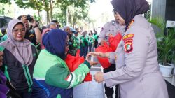 Polri Untuk Masyarakat: Polres Metro Bekasi Gelar Bakti Sosial Bagikan 300 Sembako ke Berbagai Elemen Potmas