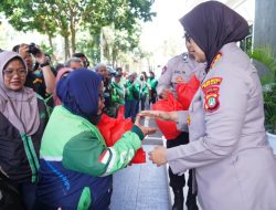 Polri Untuk Masyarakat: Polres Metro Bekasi Gelar Bakti Sosial Bagikan 300 Sembako ke Berbagai Elemen Potmas