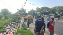Pemdes Waringinjaya Bersihkan Tumpukan Sampah Liar di Jalur Pantura