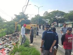 Pemdes Waringinjaya Bersihkan Tumpukan Sampah Liar di Jalur Pantura