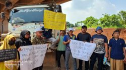Kesal Lahan Miliknya Belum di Ganti Rugi,Warga Hentikan Truk Proyek Tol Japek 2 Selatan