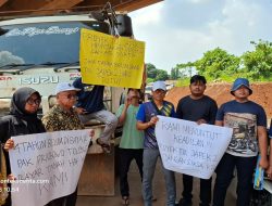 Kesal Lahan Miliknya Belum di Ganti Rugi,Warga Hentikan Truk Proyek Tol Japek 2 Selatan