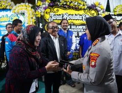 Kapolres Metro Bekasi Dampingi Kapolri dan Kapolda Metro Jaya Takziah ke Kediaman Korban Penyiraman Air Keras di Tambun Selatan