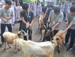 Lewat Kurban, Siswa SMAN 8 Bekasi Diajak Peduli Sesama