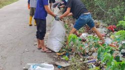 Wujudkan Lingkungan Bersih, Cakades Dirman Bersama Warga Gelar Aksi Gotong Royong Bersihkan Sampah