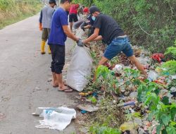 Wujudkan Lingkungan Bersih, Cakades Dirman Bersama Warga Gelar Aksi Gotong Royong Bersihkan Sampah