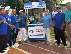 Bangkitkan Ekonomi Kreatif, Dr Hj. Evi Mafriningsianti Serahkan Gerobak UMKM