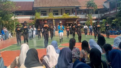 Upgrade Skill, MPLS SMAN 5 Bekasi Siswa Diperkenalkan Bahasa Isyarat