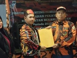 Serahkan SK, Muhammad Mahpud Resmi Nahkodai Ranting Pemuda Pancasila Pekayonjaya
