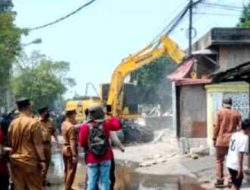 Kembalikan Fungsi Saluran Air Dan Bangun Taman, 88 Bangli Dibongkar