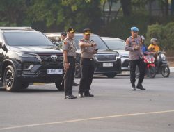 Kapolres Metro Bekasi Turun Langsung Atur Lalu Lintas Pagi di Simpang Patung Gajah Deltamas