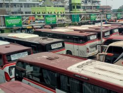 Cegah Bau Pesing, Anggota Dishub Edukasi Penumpang Jaga Kebersihan di Terminal